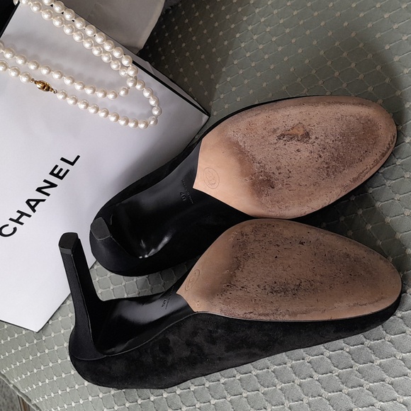 Authentic CHANEL Stunning Suede Gold CC Heels! - Picture 11 of 11